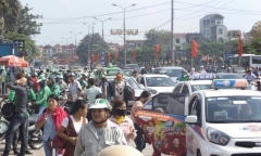 Sau nghỉ Tết, người dân ùn ùn đổ về Hà Nội, các cửa ngõ Thủ đô   kẹt cứng