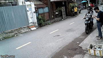 Video: Dùng điện thoại ở trạm chờ xe buýt, thanh niên bị cướp giật phăng trong tích tắc
