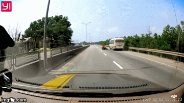 Video: Cô gái ngã lăn xuống đường và cú phanh gấp 