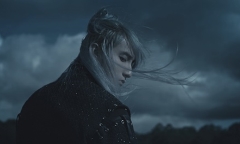 Sơn Tùng tóc bạc trắng diện đồ cổ trang trong MV mới Lạc Trôi