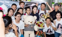 Lý Nhã Kỳ xinh đẹp trong vòng vây fans ở sân bay