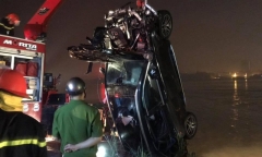 Vụ xe Mercedes rơi khỏi cầu Chương Dương: CMND người đàn ông tìm thấy trên xe là ai?