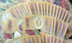 Tạm giữ đôi nam nữ mang gần 20 triệu tiền giả ra ngân hàng giao dịch