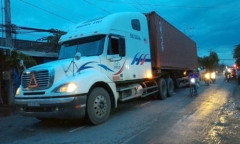 Xe container vượt đèn đỏ, ép xe cảnh sát trên đường bỏ chạy