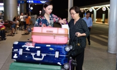Giang Hồng Ngọc ra sân bay lúc 4h sáng để sang Mỹ lưu diễn cùng mẹ
