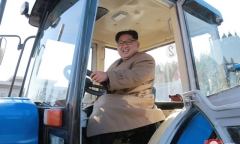 Ông Kim Jong-un vui vẻ lái thử máy kéo