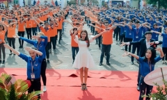 Clip: Phạm Hương nhảy flashmob cùng hàng nghìn sinh viên