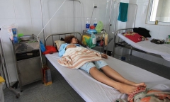 Nữ cán bộ bị 