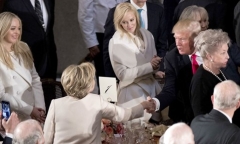 Trump và Clinton bắt tay gượng gạo tại tiệc trưa nhậm chức