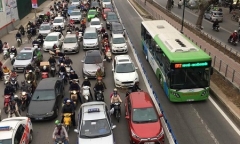 Xe buýt nhanh Hà Nội hết bị cảnh lấn làn nhờ dải phân cách cứng