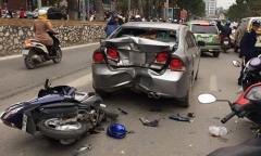 Đâm biến dạng ô tô chờ đèn đỏ, nam thanh niên nguy kịch