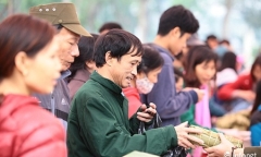 Ấm lòng phiên chợ Tết… không đồng cho người nghèo tại Hà Nội