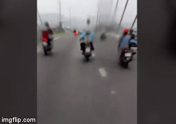 Để con gái đầu trần đứng trên yên xe, cha thản nhiên phóng ầm ầm trên đường