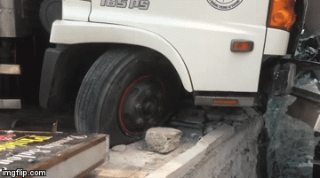 Tông sập tiệm cắt tóc, tài xế xe tải bị bắt đền 250 triệu đồng