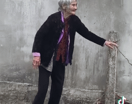 Video: Nghẹn ngào trước cảnh mẹ già 103 tuổi tiễn con gái 80 tuổi