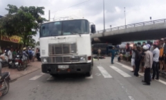 Tin tức tai nạn giao thông mới nhất hôm nay 15/9/2019: Đang chờ đèn đỏ, người phụ nữ bị container cán tử vong