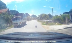 Video: Thót tim cảnh bé trai bò trên quốc lộ giữa trưa nắng nóng