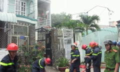 Cô gái nhảy từ tầng 2 ngôi nhà cháy