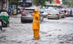 Hà Nội lại ngập nặng, có nơi cắm biển cấm đường vì nước sâu