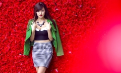 Midu gợi cảm đi dạo trên phố Giáng sinh 