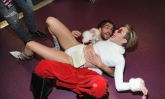 Miley Cyrus mặc nội y nằm đè lên người ông già Noel