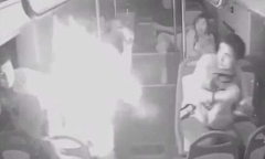 Video: Sạc dự phòng đột ngột phát nổ, bùng cháy khiến hàng chục người hoảng loạn