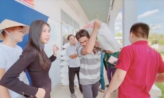Vợ chồng Công Vinh - Thủy Tiên trao tận tay 2 tỷ đồng lúa giống cho người dân vùng hạn mặn