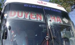 Xe khách giường nằm bị ném đá, xịt hơi cay
