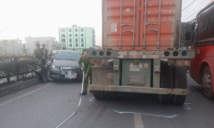 Clip: Mercedes bị tông văng vào dải phân cách, rơi một cánh cửa