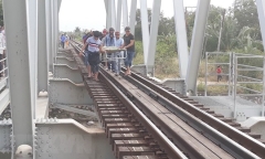 Ngồi trên đường ray, nam thanh niên bị tàu hỏa đâm tử vong