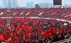 Mỹ Đình vỡ òa, khách tây nhảy lên ăn mừng U23 Việt Nam ghi bàn