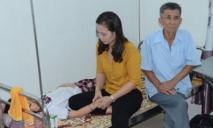 Ăn quả ngô đồng, 20 học sinh tiểu học nhập viện cấp cứu