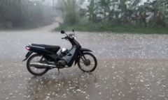 Trận mưa đá kéo dài 15 phút bất ngờ trút xuống Hà Nội