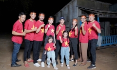 Lý Hải cùng dàn diễn viên Lật Mặt tiếp lửa cho các cầu thủ trước chung kết SEA Games 30
