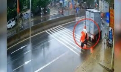 Video: Bị xe tải lùi trúng, thiếu nữ vẫn “cố thủ” trên xe đạp điện