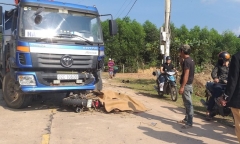 Tin tai nạn giao thông mới nhất ngày 26/12/2019: Thanh niên bị xe tải kéo lê 15m tử vong