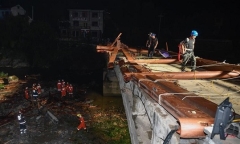 Sập cầu kinh hoàng ở Trung Quốc, 8 người thiệt mạng, 3 người bị thương