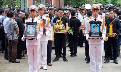 Nghẹn ngào hình ảnh người thân, đồng đội đưa tiễn đưa 2 phi công Su-22 về với đất mẹ