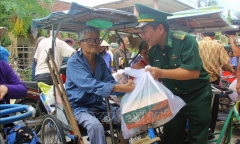 Ấm áp tình người trong những túi gạo, thùng mì tôm gửi đến làng phong Quy Hòa