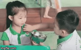 Video: Bé trai ga lăng xúc cơm, lau miệng cho bạn gái khiến nhiều người ngậm ngùi