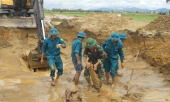 Đi cày ruộng, phát hiện 240 quả bom bi