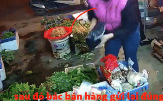 Tròn mắt xem video khách mua rau 