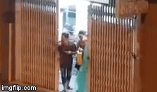 Video: Nam thanh niên vác loa hát “Gọi đò” giữa mênh mông biển nước khiến dân tình ôm bụng cười