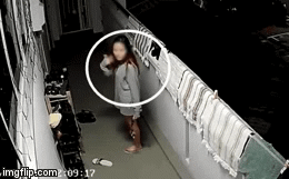 Gái xinh lén lút thử giày hàng xóm và hành động bất ngờ khi phát hiện camera chĩa thẳng vào mặt