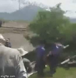 Video: Ám ảnh hiện trường vụ tàu hỏa tông văng ô tô 16 chỗ ở Bình Thuận, 3 người chết