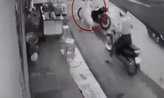 Video: Người phụ nữ bán nước lao ra ngăn cản, 2 tên cướp bỏ lại xe máy chạy trối chết