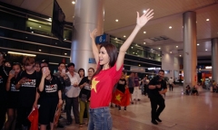 Minh Tú diện áo cờ đỏ sao vàng, xinh đẹp rạng rỡ ngày trở về