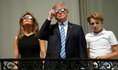 Trump cùng vợ ngắm nhật thực toàn phần trăm năm có một lần