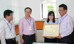 Nữ nhân viên điện lực trả lại 1 tỷ đồng được Thủ tướng tặng bằng khen