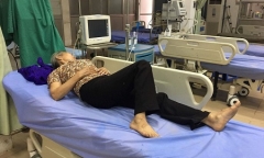 Uống nhầm nước giải nhiệt ô tô, 4 bà cháu nhập viện cấp cứu